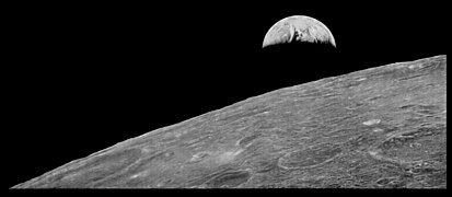 Primera imagen de la Tierra desde el espacio, fotografiada desde la Luna en el Lunar Orbiter 1 (1966).