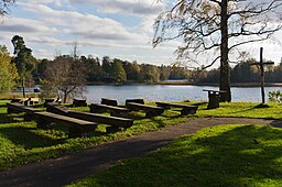 Flämsjön och platsen för friluftsgudstjänster vid Flämslätts stiftsgård.