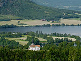 Fluberg kirke ligger på østsiden av Randsfjorden Foto: Halvard Hatlen