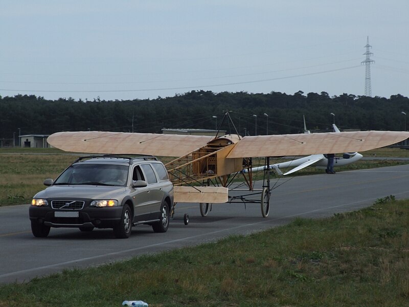 File:Flugzeugtransport Berliot XI mit PKW auf der Rollbahm.jpg