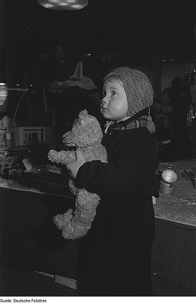 File:Fotothek df roe-neg 0006396 026 Kind mit einem Teddybären im Arm.jpg