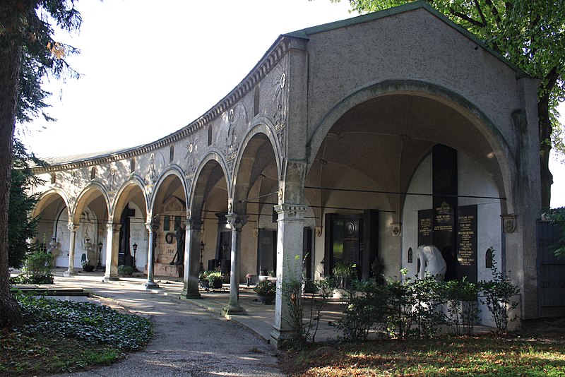 File:Friedhofsmauer in Stockerau 3.jpg