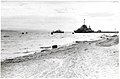 חוף אילת וברקע פריגטה וטרפדת, 1957