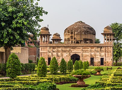 "Front_side_of_tomb_along_with_garden" by User:Muh.Ashar