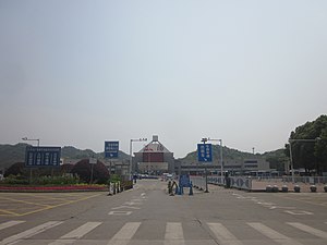 Front view of Yiyang railway station, Hunan.jpg