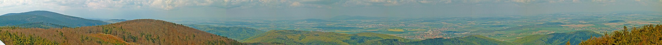 Widok z Kalenicy na Przedgórze Sudeckie. Kolejno od lewej widać Wielką Sowę, w środkowej części Dzierżoniów, a za nim na drugim planie Ślęża, dalej w kierunku wschodnim dobrze widoczne jest miasto Bielawa