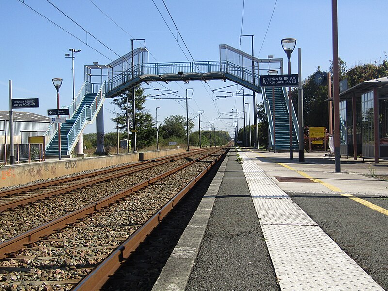 File:Gare d'Yffiniac - voies direction Rennes.JPG