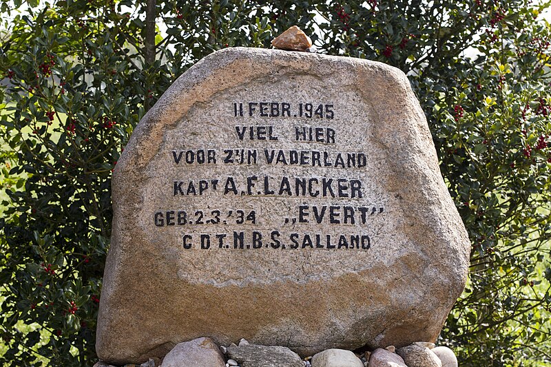 File:Gedenksteen bij het monument Kapitein A.F. Lancker.JPG