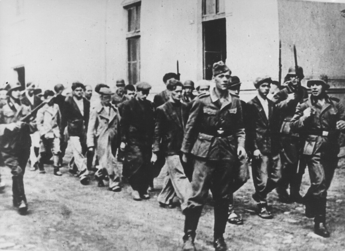 https://upload.wikimedia.org/wikipedia/commons/thumb/d/d6/German_Soldiers_arresting_in_1941_people_in_Kragujevac.jpg/1200px-German_Soldiers_arresting_in_1941_people_in_Kragujevac.jpg