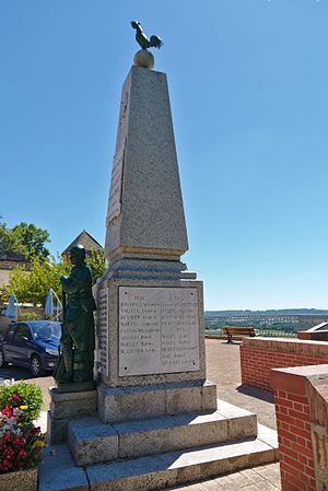 Français : Monument aux morts de Giroussens (vu de droite). English: War memorial in Giroussens (right).