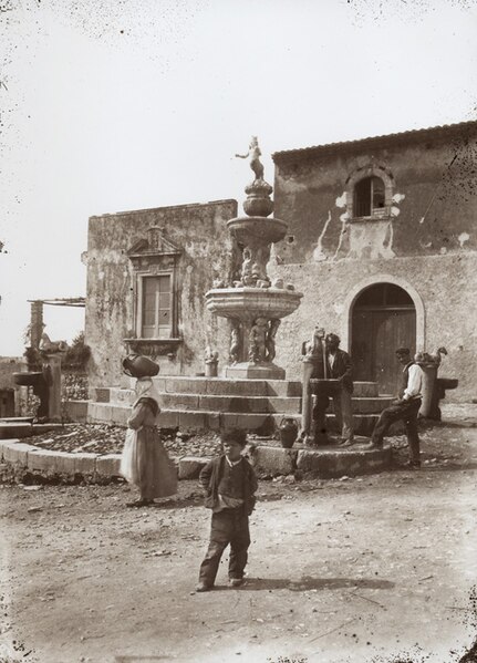 File:Gloeden, Wilhelm von (1856-1931) - n. 0118 - Piazza del Duomo a Taormina - Cm 13x18.jpg