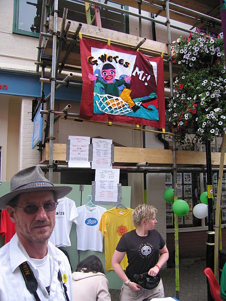 File:Golowan Festival Penzance June 2005 Gweres Mie banner.jpg