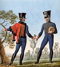 Два французских 4-го гусара носят синие куртки и брюки. У одного солдата через плечо перекинута красная тесьма.