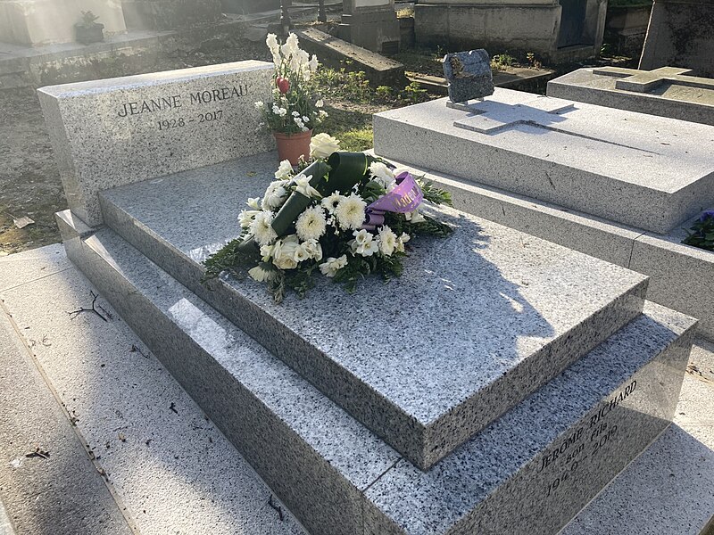 File:Grave of Jeanne Moreau.jpg