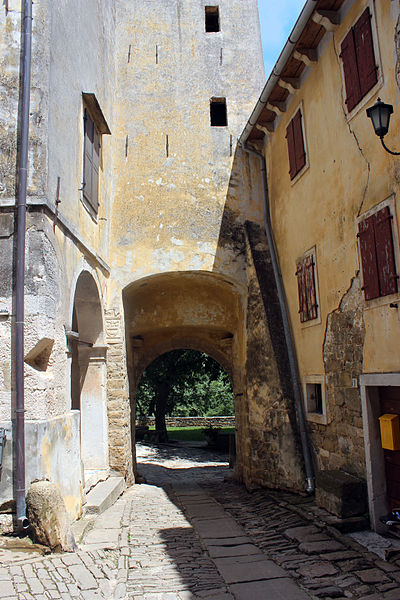 File:Grožnjan–The Town Gate-01.jpg