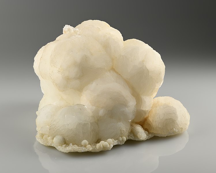 File:Gyrolite - Malad quarry, Mumbai, Maharashtra, India.jpg