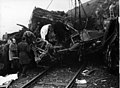 HUA-157497-Afbeelding van reddingswerkers op zoek naar slachtoffers tussen de wrakstukken van de bij de treinramp te Harmelen verongelukte treinen.jpg