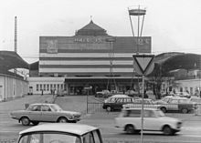 Empfangsgebäude mit der alten Vorhangfassade (März 1984)