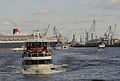 Deutsch: Bild aufgenommen in Hamburg. Hamburger Hafen mit der Queen Mary 2. English: Picture taken in Hamburg. Port of Hamburg with RMS Queen Mary 2.