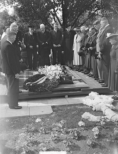 File:Herbegrafenis Kapitein der Mariniers W. Schuiling op Crooswijk Rotterdam, Bestanddeelnr 903-4248.jpg