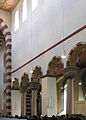 Sveti Mihael, Hildesheim, kaže dva stebra med slopoma.
