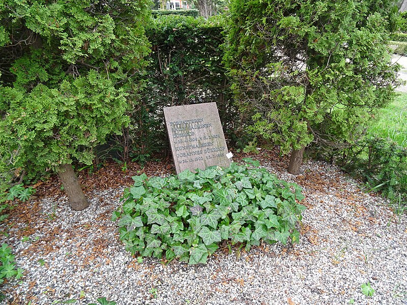 File:Holmens Kirkegård - Sally Salminen og Johannes Dührkop.jpg