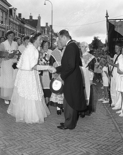 File:Hooikoningin in Bolsward gekozen. Mevr. Reitsma-Oord, Bestanddeelnr 908-7606.jpg