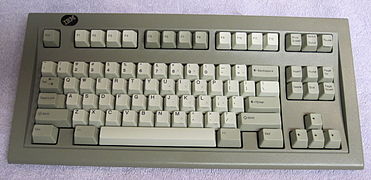 Seltene IBM Model M Industrievariante in grau. „SpaceSaver“-Variante ohne Ziffernblock mit 84 Tasten. Unter Sammlern als „Industrial SSK“ bekannt, erreicht diese Ausführung aufgrund der Seltenheit bei Auktionen hohe Preise.