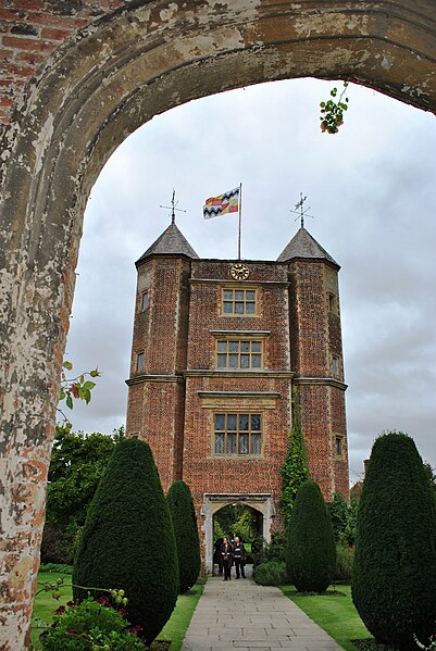 File:II Sissinghurst Castle Garden, Kent, UK.jpg