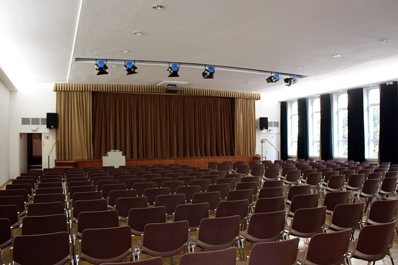 File:Italienisches Kulturinstitut Köln Theatersaal Obergeschoss.JPG