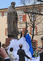 Józef Piłsudski monument, Kraków 02 (crop)