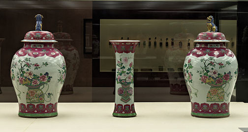 Jarre et vase en porcelaine datant de la période de Qianlong. Musée Calouste-Gulbenkian, Lisbonne.