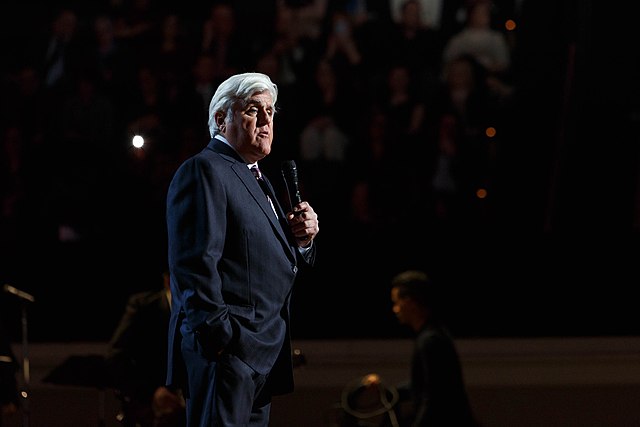 Leno speaking in 2020