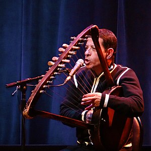 Joueur de Simsimiyya (Institut du Monde Arabe, Paris) (8237760204).jpg