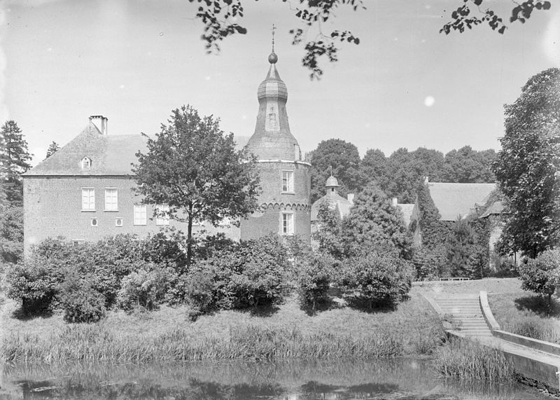 File:Kasteel vanuit het oosten - Well - 20253035 - RCE.jpg