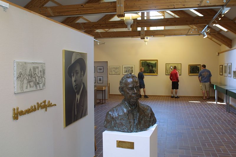 File:Kihlegalleriet i Horten, med byste av kunstneren Harald Kihle.jpg