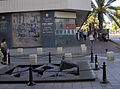 Monumento marcando o local do assassinato: Rua Ibn Gabirol entre a Prefeitura de Tel Aviv e Gan Ha'ir.