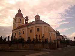 Farní kostel Všech svatých v Lázních Bělohrad.