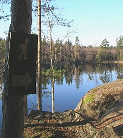Vaellusreitin opastemerkki Kukuljärven etelärannalla.