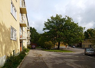 Vändplan vid EPA-huset till vänster och Smalhuset rakt fram, 2013.