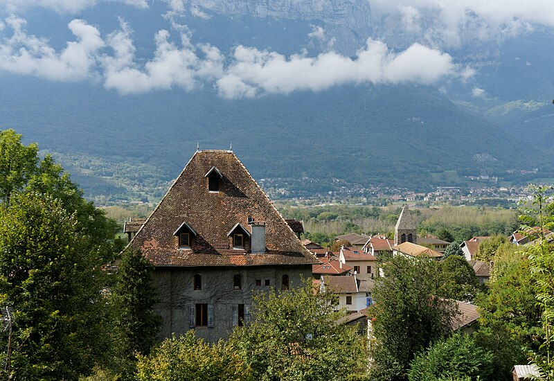 File:La maison forte et l'église de Goncelin 2014-09-21.jpg