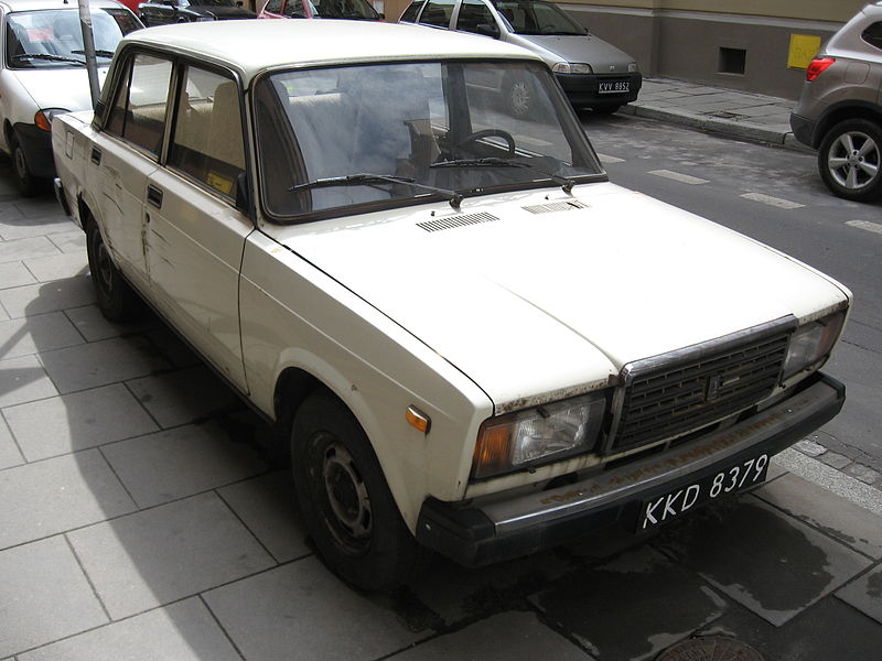 File:Lada 2107 on Józefa Ignacego Kraszewskiego street in Kraków.jpg