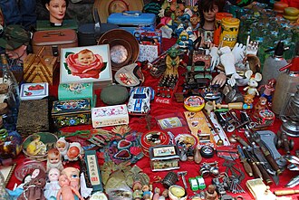 Some of the collectibles sold at the market LagunillaAntiques06.JPG