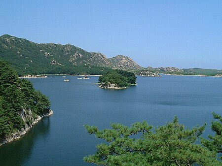 Tập_tin:Lake_samilpo_at_Kumgangsan_20020720.jpg