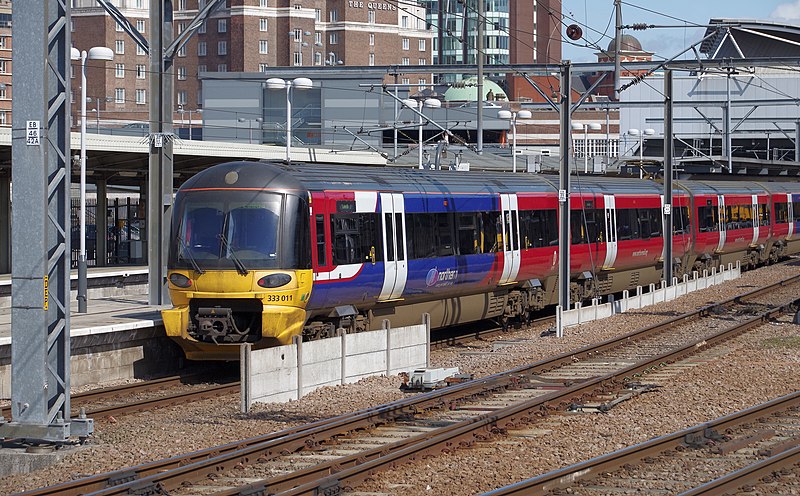 File:Leeds railway station MMB 45 333011.jpg