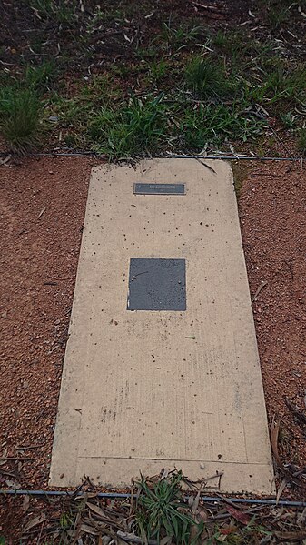 File:Legacy Park CBR path marker.jpg