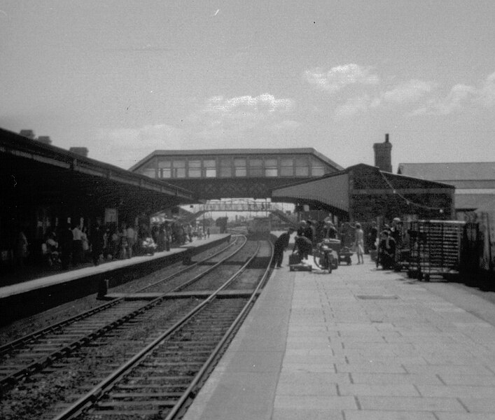 File:Llanelli railway station, Wales in 1971.jpg
