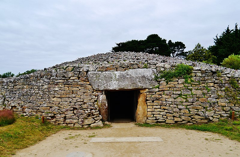 File:Locmariaquer Table des Marchand Extérieur Entrée 3.jpg