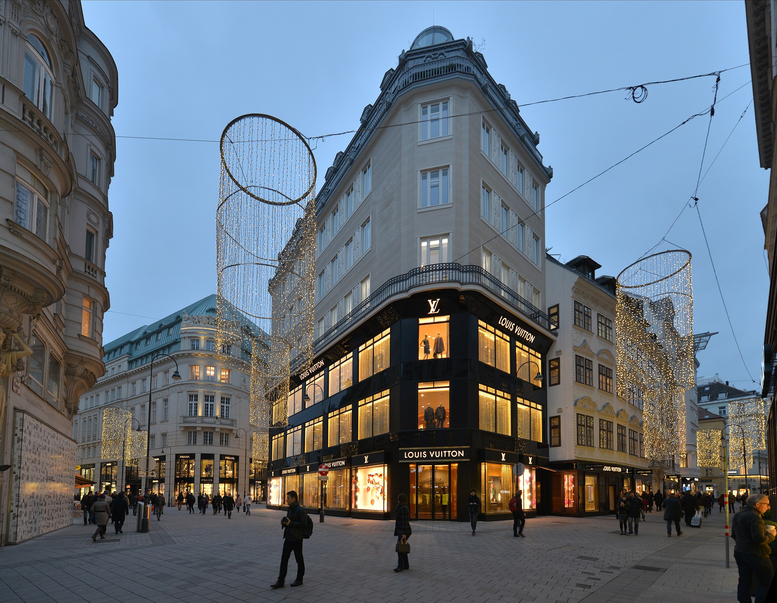 File:Bognergasse 4 Prada, Tuchlauben 3 Louis Vuitton, Wien.JPG