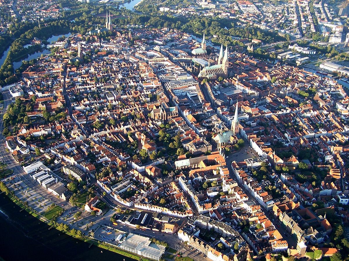 Altstadt Lübeck (Luftbild). Blick südwärts auf die Lübecker Altstadt